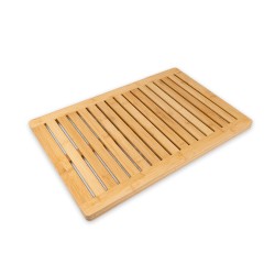 Agrega un toque natural y elegante a tu baño con este tapete de bambú, ideal para mantener tus pies secos y seguros al salir de 