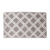 Agrega un toque de estilo y calidez a tu baño con el Tapete de Baño Étnica. Su diseño decorativo de inspiración étnica combina f