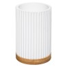 Completa tu conjunto de baño con este vaso en color blanco de la marca 5FIVE. Fabricado en poliresina y bambú, ofrece un diseño 