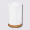 Completa tu conjunto de baño con este vaso en color blanco de la marca 5FIVE. Fabricado en poliresina y bambú, ofrece un diseño 