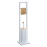 Mantén tu baño ordenado y con estilo con este práctico portarollo con cepillo para WC integrado. Su diseño 2 en 1 ahorra espacio