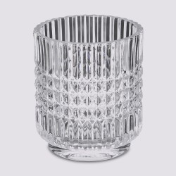 Este vaso de baño de vidrio tallado combina funcionalidad y estilo con un diseño elegante. Su textura geométrica y acabado brill