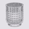 Este vaso de baño de vidrio tallado combina funcionalidad y estilo con un diseño elegante. Su textura geométrica y acabado brill