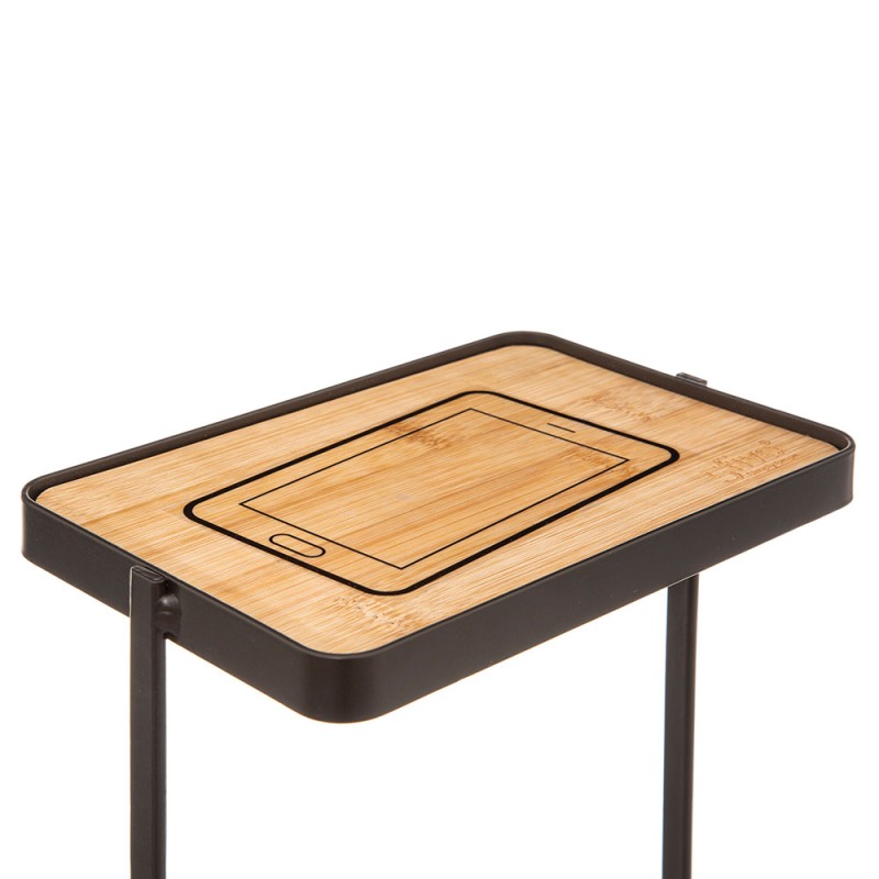 Combina una estructura metálica en color negro con una repisa superior de acabado tipo madera, ideal para colocar tu celular, to