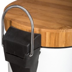 Dale un toque orgánico y elegante a tus espacios con el Bote de Basura Natureo de 3 litros. Su diseño limpio y contemporáneo, co