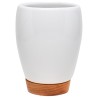 Es un elegante recipiente de cerámica con diseño minimalista, ideal para enjuagues o para guardar cepillos de dientes, aporta es
