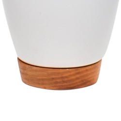 Es un elegante recipiente de cerámica con diseño minimalista, ideal para enjuagues o para guardar cepillos de dientes, aporta es