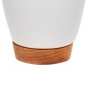 Es un elegante recipiente de cerámica con diseño minimalista, ideal para enjuagues o para guardar cepillos de dientes, aporta es