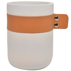 Vaso de cerámica color blanco con aplicación Vini piel color Camel