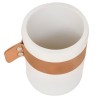 Vaso de cerámica color blanco con aplicación Vini piel color Camel