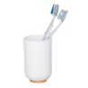 El vaso para cepillos de dientes Posa en sobrio color blanco y sobre el las vistosas combinaciones de bambú crean un ambiente na