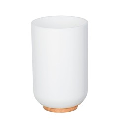 El vaso para cepillos de dientes Posa en sobrio color blanco y sobre el las vistosas combinaciones de bambú crean un ambiente na