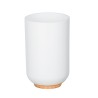 El vaso para cepillos de dientes Posa en sobrio color blanco y sobre el las vistosas combinaciones de bambú crean un ambiente na