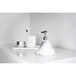 El vaso para cepillos de dientes Wenko Desio fabricado con poliresina de alta calidad en un diseño de mármol evoca un ambiente e