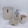 Este elegante set de baño de 4 piezas es la opción perfecta para renovar y armonizar tu espacio de higiene personal. Incluye un 