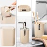Este elegante set de baño de 4 piezas es la opción perfecta para renovar y armonizar tu espacio de higiene personal. Incluye un 