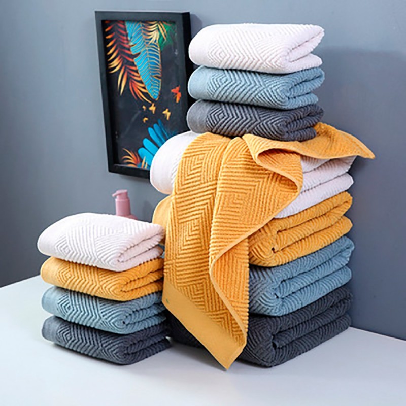 Toalla de medio baño absorbente, suave al tacto con un diseño con grecas.