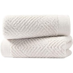 Toalla de medio baño absorbente, suave al tacto con un diseño con grecas.