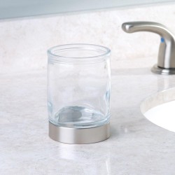La colección de accesorios de baño westport de interdesing presenta líneas simples y un moderno acabado cepillado. Use el vaso w