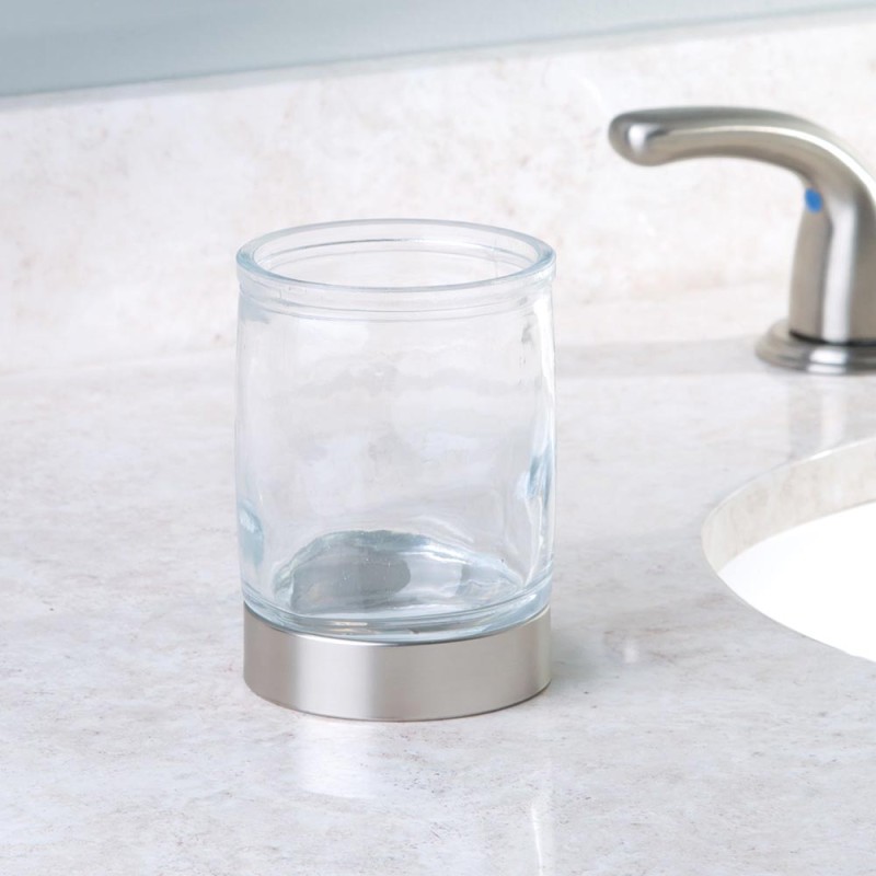 La colección de accesorios de baño westport de interdesing presenta líneas simples y un moderno acabado cepillado. Use el vaso w