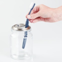Mantén tu baño ordenado y elegante con el Portacepillos Westport, diseñado para almacenar cepillos de dientes y pasta dental de 