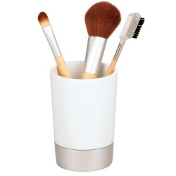 Se puede usar para almacenar una variedad de artículos esenciales para el baño, como cepillos de dientes; pinceles de maquillaje