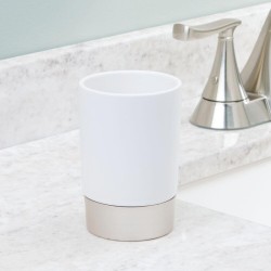 Se puede usar para almacenar una variedad de artículos esenciales para el baño, como cepillos de dientes; pinceles de maquillaje