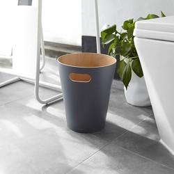 Este basurero añade una estética moderna a cualquier espacio de su casa u oficina. Tiene capacidad para 7.5 litros y está hecho 