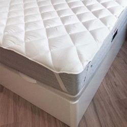 Transforma tu forma de dormir con el Protector de Colchón Topper, diseñado para ofrecer una capa adicional de suavidad y soporte