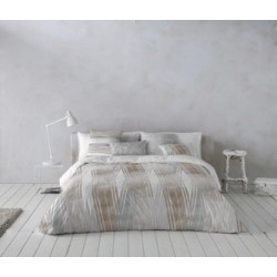 Renueva tu recámara con el Edredón Raina King Size, una pieza que combina diseño sofisticado y comodidad envolvente. Su patrón e
