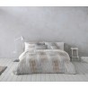 Renueva tu recámara con el Edredón Raina King Size, una pieza que combina diseño sofisticado y comodidad envolvente. Su patrón e