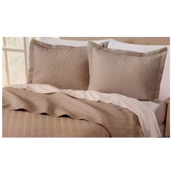 Dale un aire elegante y ligero a tu espacio con el Juego de Quilt Grace tamaño Individual, ideal para quienes buscan un estilo c