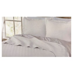 Dale un aire elegante y ligero a tu espacio con el Juego de Quilt Grace tamaño Individual, ideal para quienes buscan un estilo c