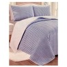 Agrega un toque de suavidad y encanto a tu habitación con el Edredón Marcie tamaño Individual. Su diseño sutil y femenino aporta