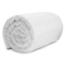 El edredón ligero plus de blancos monarca, le da a tu cama el toque de elegancia y confort que estabas buscando. Combinamos exce