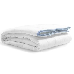 El edredón ligero plus de blancos monarca, le da a tu cama el toque de elegancia y confort que estabas buscando. Combinamos exce