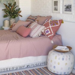 Dale a tu habitación un toque acogedor con la Colcha Panal tamaño Individual, diseñada con una textura tipo panal que aporta est