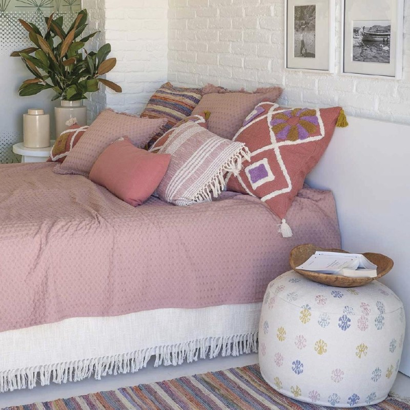 Dale a tu habitación un toque acogedor con la Colcha Panal tamaño Individual, diseñada con una textura tipo panal que aporta est