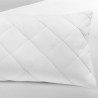 Experimenta el descanso de lujo con la Almohada Down Capitoneado King, diseñada para brindar una sensación de confort envolvente