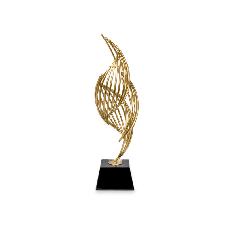 Esta escultura decorativa con diseño en espiral y acabado dorado es una pieza contemporánea que aporta sofisticación y dinamismo