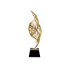 Esta escultura decorativa con diseño en espiral y acabado dorado es una pieza contemporánea que aporta sofisticación y dinamismo