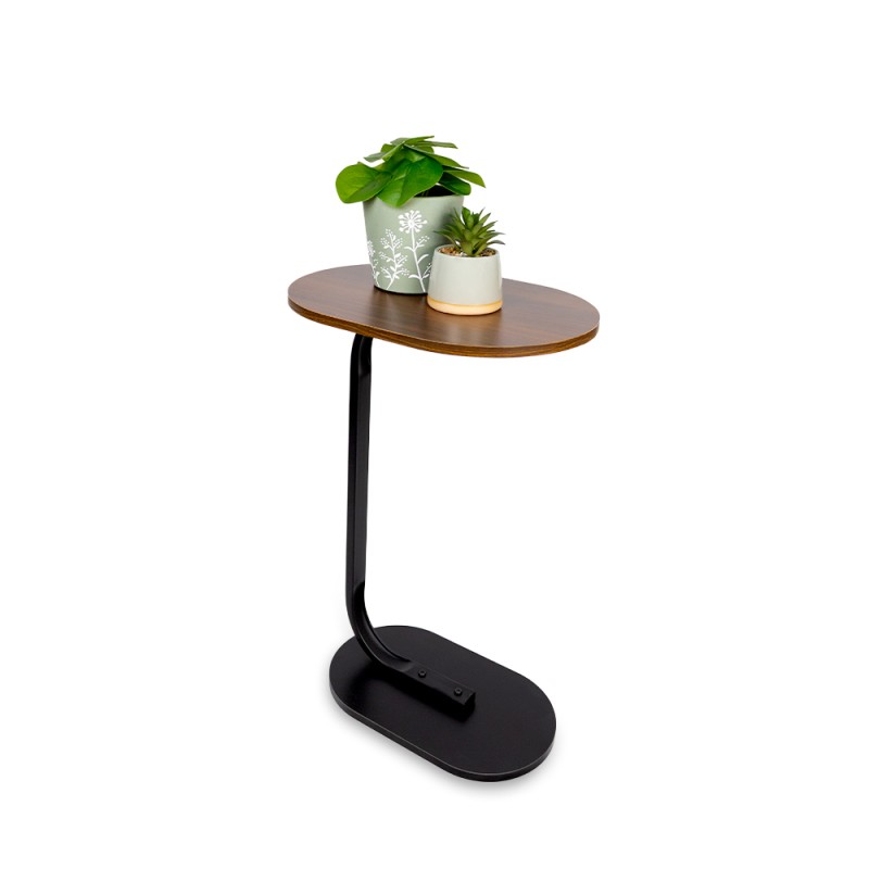 Aprovecha al máximo tus espacios con esta mesa esquinera de forma ovalada. Su diseño estilizado permite colocarla en esquinas si
