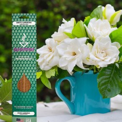 Crea un ambiente cálido, elegante y lleno de armonía con este set de 20 varitas de incienso con aroma a gardenia blanca. Su frag