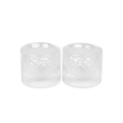 Dale un giro original a tus bebidas con este set de dos vasos inspirados en pelotas de golf. Fabricados en vidrio de doble pared