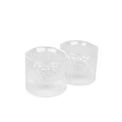 Dale un giro original a tus bebidas con este set de dos vasos inspirados en pelotas de golf. Fabricados en vidrio de doble pared
