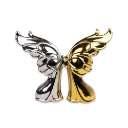 Elegantes figuras con forma de alas de ángel estilizadas, en acabado metálico brillante. Una pieza simbólica que aporta un toque