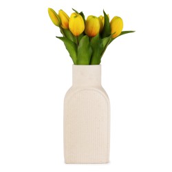 Este florero de cerámica en tono beige es el complemento perfecto para dar un toque minimalista y cálido a cualquier espacio. Su
