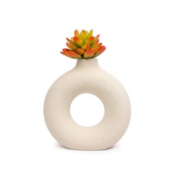 Agrega un toque de elegancia discreta a tu hogar con este florero redondo tipo botella en acabado cerámico mate. Su diseño limpi