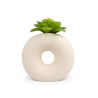 Este florero redondeado es ideal para quienes buscan una pieza decorativa de líneas suaves y estilo contemporáneo. Su forma orgá