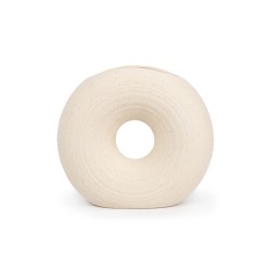 Este florero redondeado es ideal para quienes buscan una pieza decorativa de líneas suaves y estilo contemporáneo. Su forma orgá
